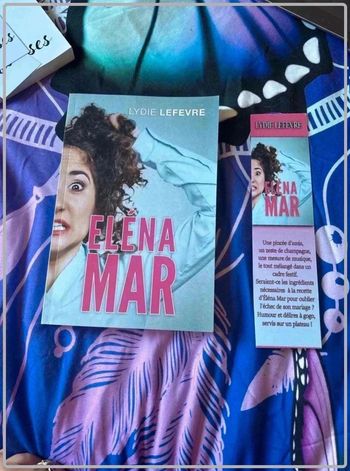 Eléna mar, lydie lefevre avec marque page