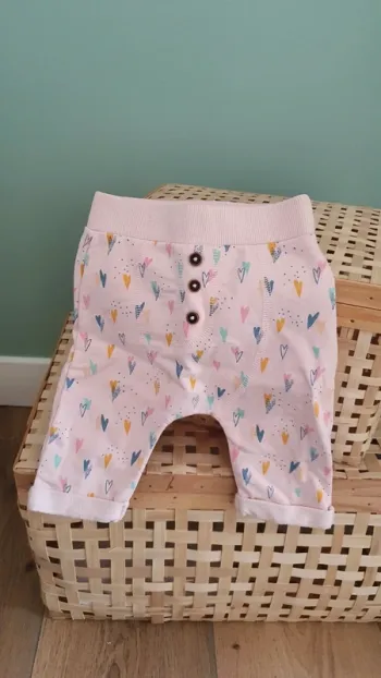 Pantalon rose avec cœurs