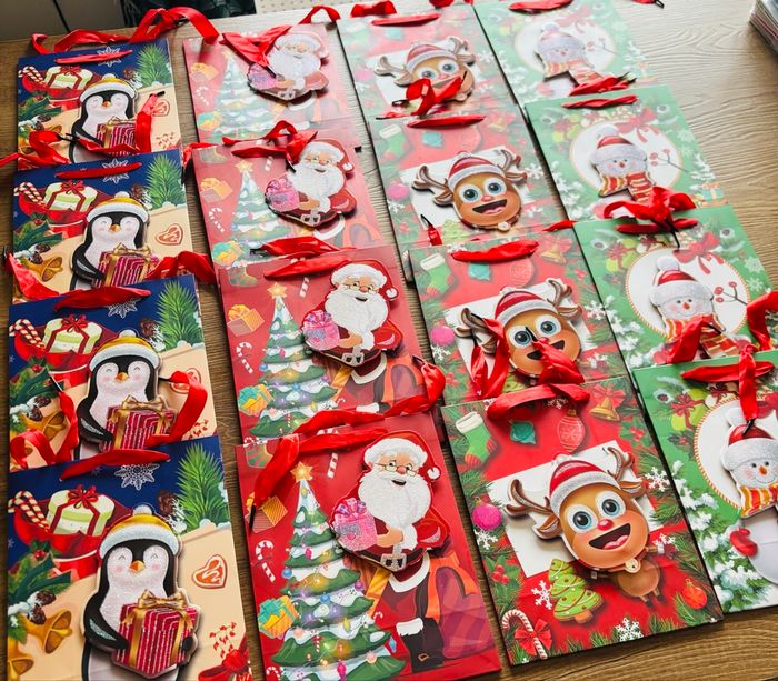 8 Sacs de Noël + 8 Papiers de Soie + 8 Cartes de Vœux - photo numéro 2