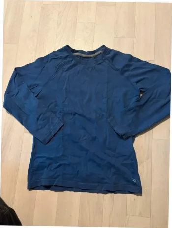 T-shirt YCC 8 ans bleu manches longues très bon état