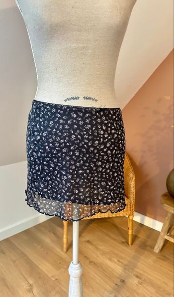 🖤🌸 Jupe noire à fleurs – Divided – Taille S – Très bon 