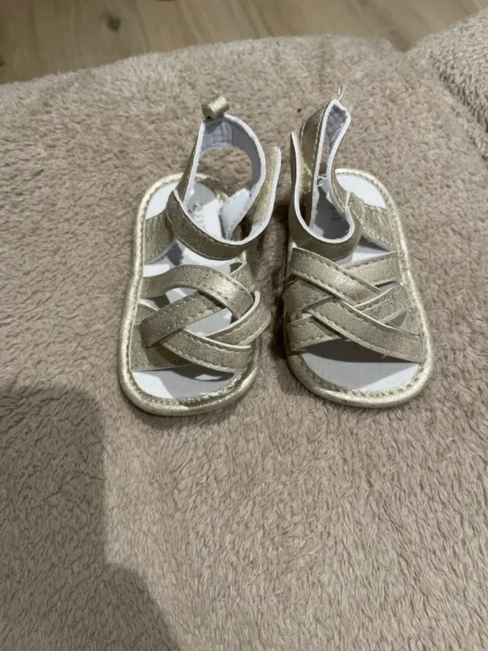 Nus pieds bébé dorés