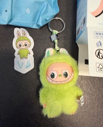 Labubu pin for love V