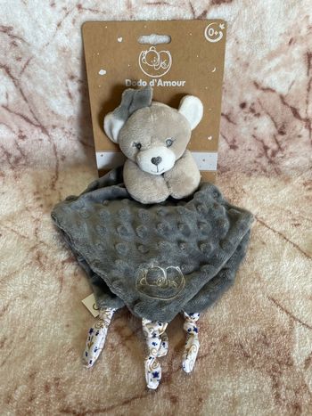 Doudou plat ours beige gris foncé pois relief MGM Dodo d’Amour
