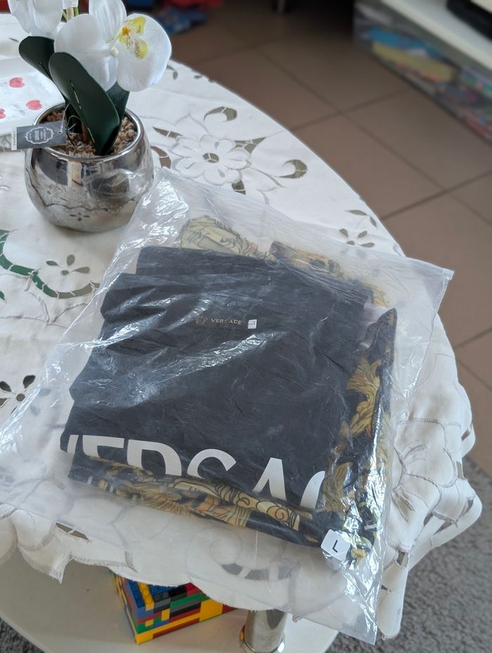 T-shirt Versace ( si vous souhaitez il y a la robe qui va avec ) - photo numéro 4