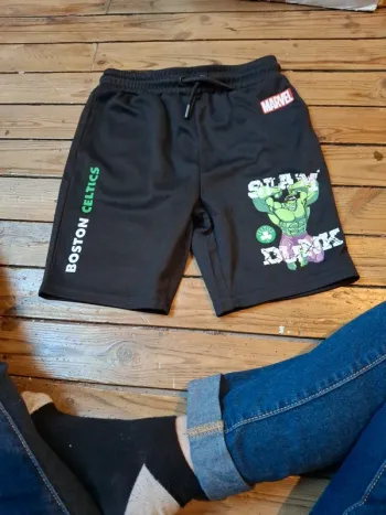 Short hulk taille 7/8 ans