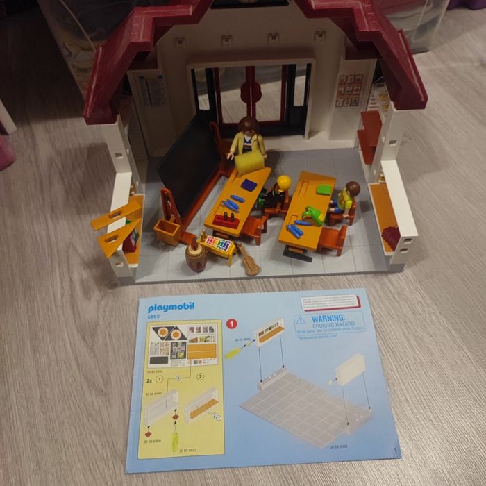 Playmobil 6865 école avec salle de classe manque 1 éprouvette 1 crayon blanc 1 sac a dos bleu rouge - photo numéro 2