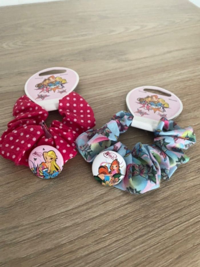 Lot de 2 chouchou et badge winx neuf avec étiquette