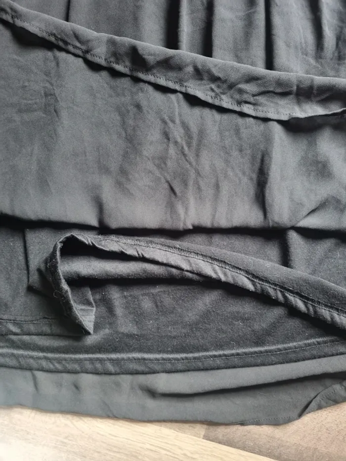Robe fluide noire avec jupon et boutons aux manches. Femme. Taille 40. Kiabi. TBE - photo numéro 4