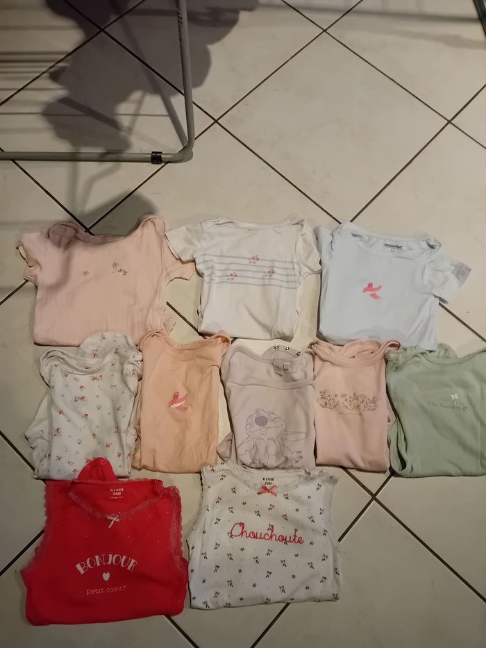 Lots de 19 bodys 24mois manche longue et courte