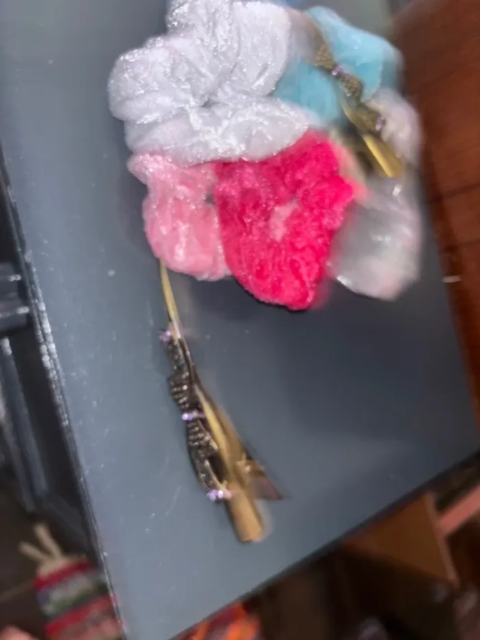 5 chouchous velours et 2 barrettes neuves - photo numéro 3