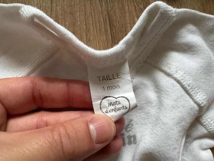 Lot de 2 brassières 1 mois mots d’enfants bébé câlin très bon état - photo numéro 3