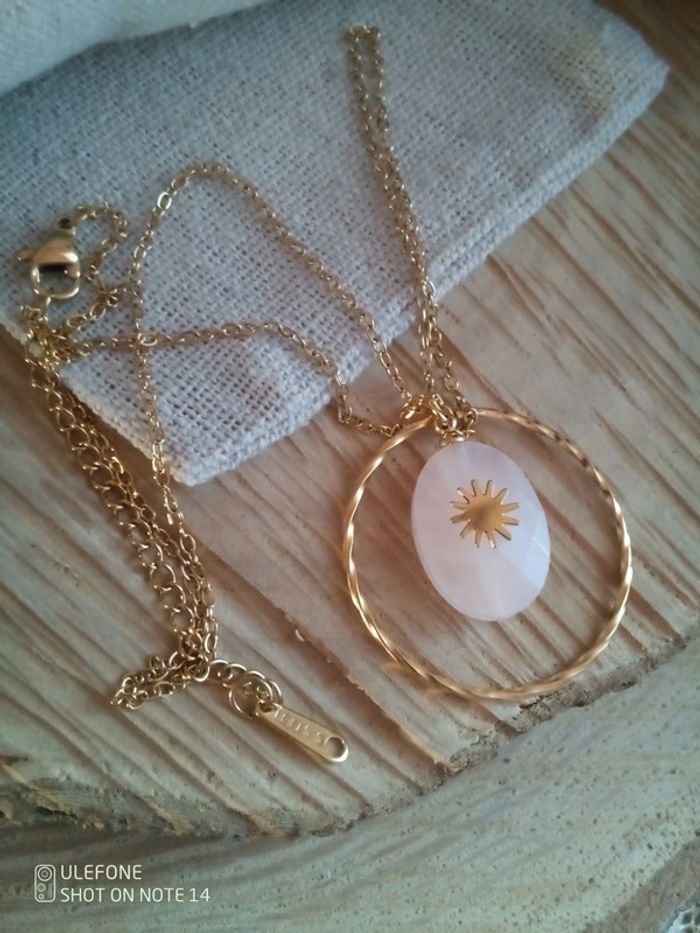 Collier pendentif en pierre de quartz rose avec soleil 🩷. - photo numéro 2