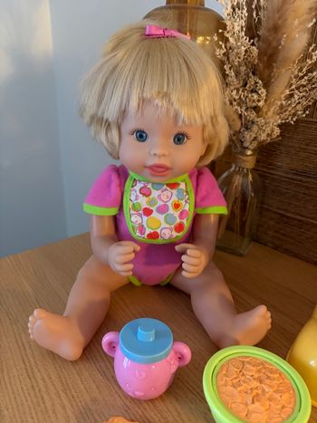 Poupée interactive Fisher Price avec siège et accessoires