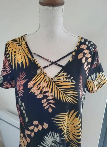 Robe courte noire motifs feuilles jaune et rose corail Taille 40