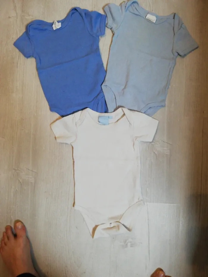 3 bodies manches courtes 6 mois