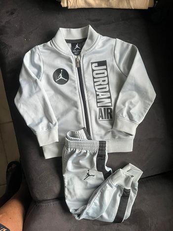 Ensemble  jogging Jordan Air taille 24 mois