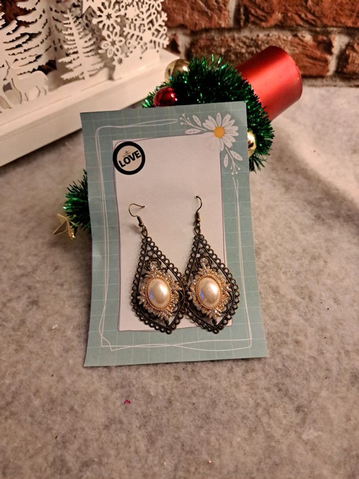 Boucles d'oreilles pendante avec cabochon nacré et strass