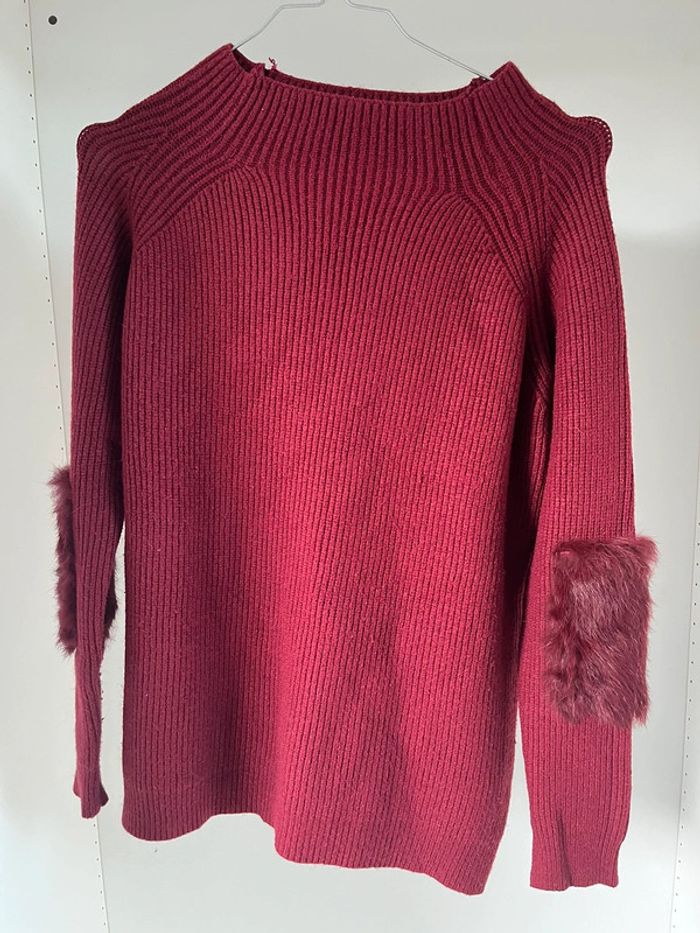 Pull bordeaux avec fausse fourrure sur les coudes