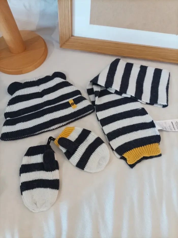Ensemble bonnet, écharpe et moufles neuves Vertbaudet 24/36 mois