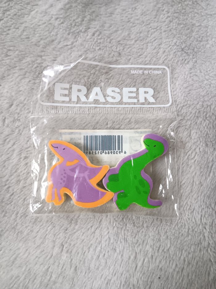 Lot de 2 gommes dinosaures pteranodon et brachiosaure