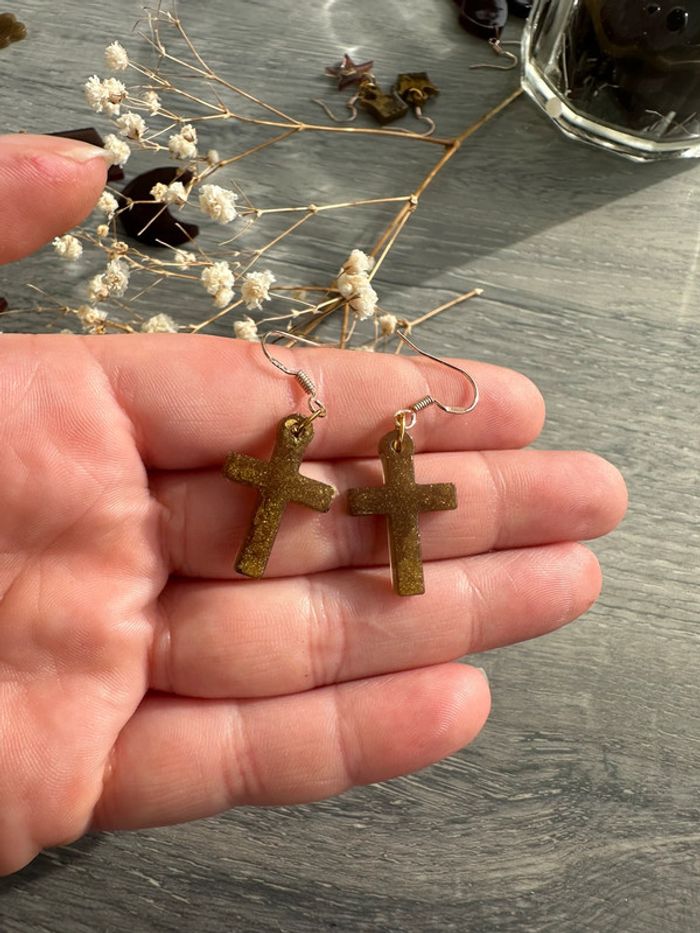 Boucles d'oreilles croix dorées - photo numéro 4
