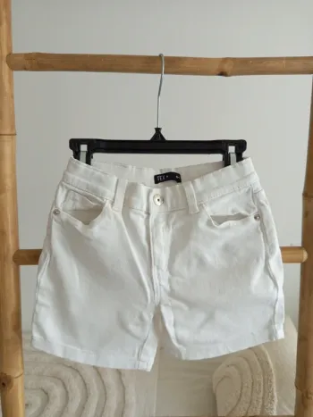 Short en jean blanc 6 / 7 ans