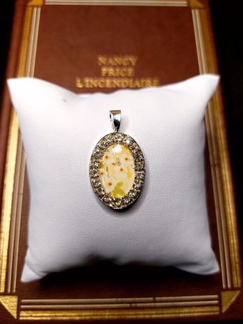 Magnifique pendentif médaillon avec strass et image fleuri jaune