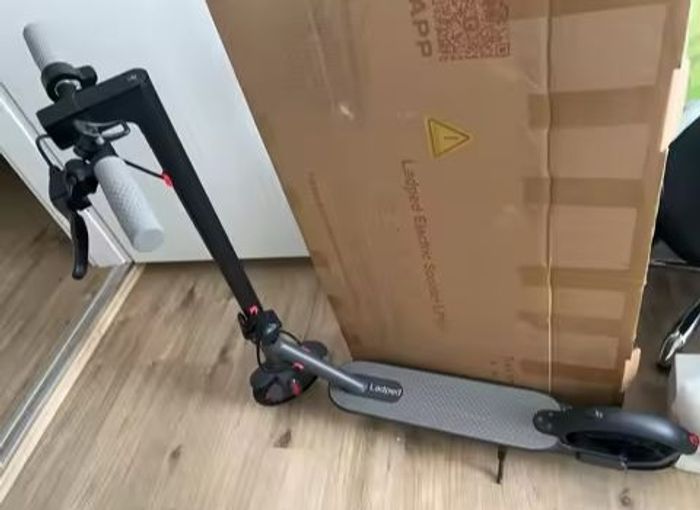 Trottinette électrique 350 Watt 30km/h 30 km d'autonomie neuve première main jamais été utilisée siège démontable - photo numéro 2