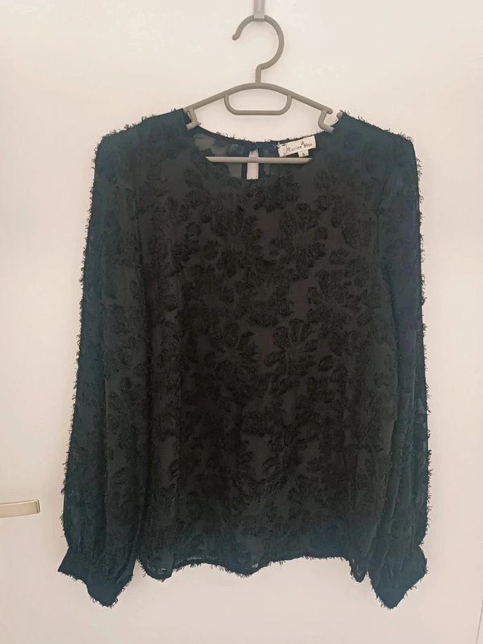 Blouse chemisier noir à motif broderie tissée fleurs Taille S Cerise Blue En très bon état - photo numéro 2