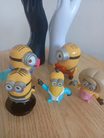 Lot des minions figurines dessins