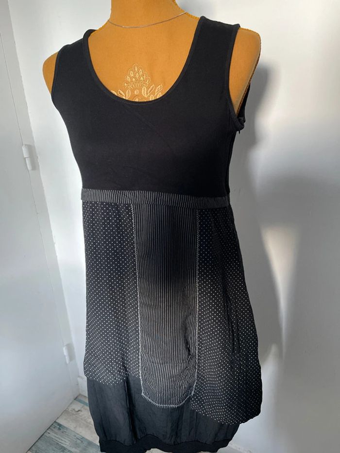 Robe sans manches noire pis et rayures