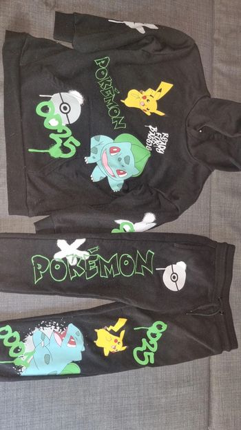 Ensemble jogging molletonné pokemon 5/6 ans en très bon état