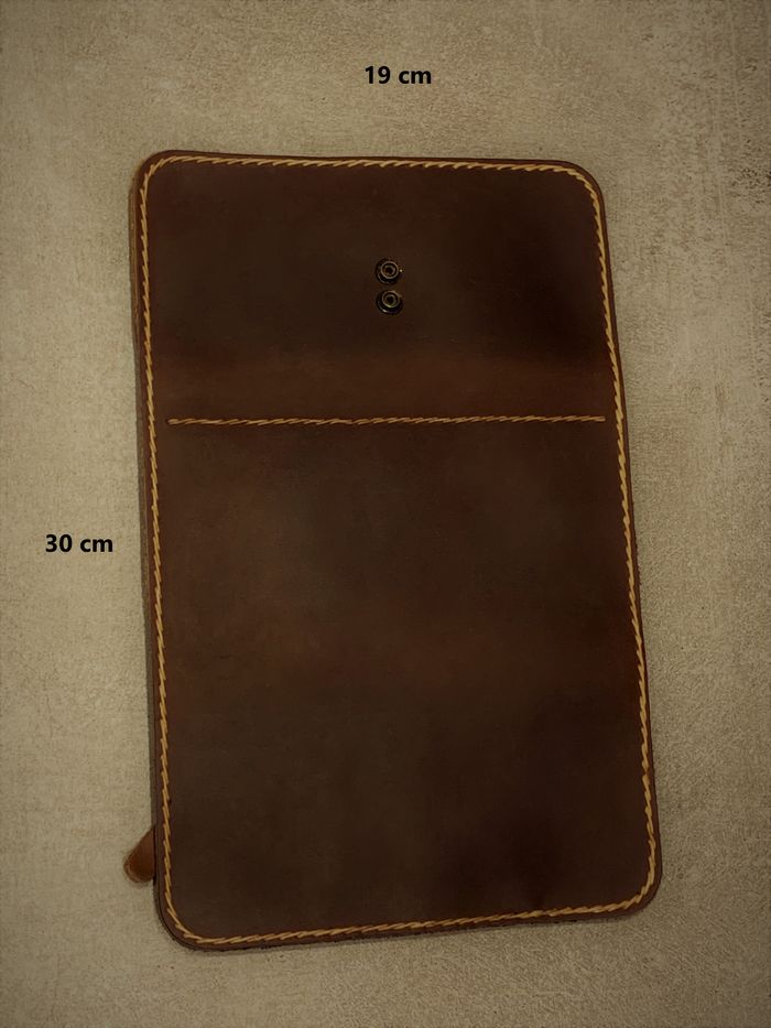 Portefeuille en cuir épais au tannage végétal et les coutures sont réalisées à la main - photo numéro 3