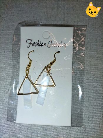 Boucles d'oreilles pendantes triangle doré et rectangle blanc