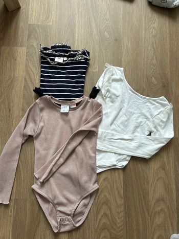 Lot 2 bodies 1 pull 6 ans