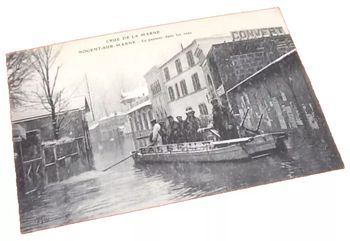 Carte postale ancienne  Nogent-Sur-Marne (Val-de-Marne)  Crue de la Marne Le passeur dans les rues