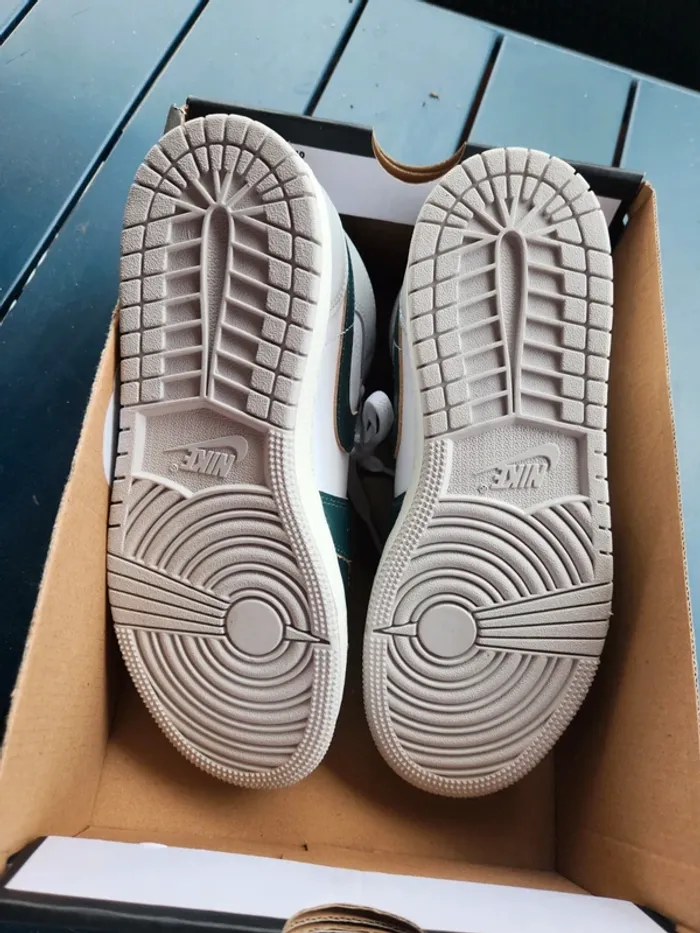 Air jordan 1 Mid blanc vert Taille 38 neuves mixte - photo numéro 9