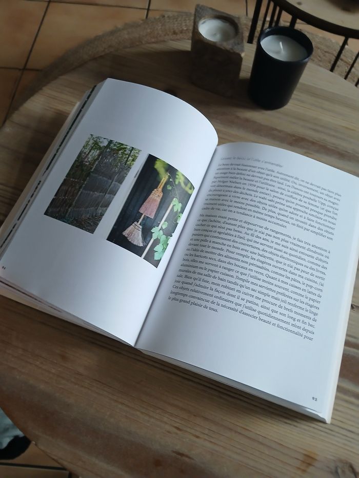 Grand livre Le livre du Wabi-sabi - Julie Pointer Adams.

Wabi-sabi : l’art de la perfection imparfaite !
Vous trouverez dans ce livre plein d’idées, des recettes originales, des conseils pour créer un cadre intime, des visites dans des demeures du monde  - photo numéro 3