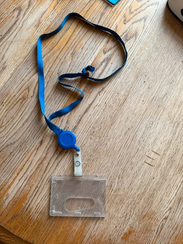 Attache badge extensible