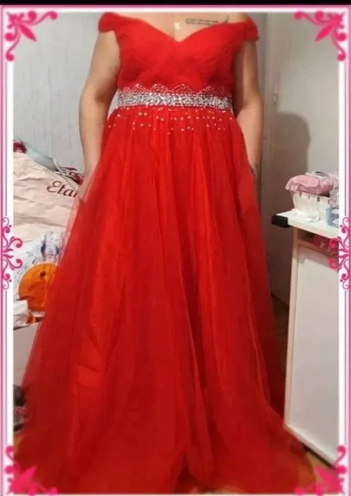 Robe de mariée rouge a strass - photo numéro 3