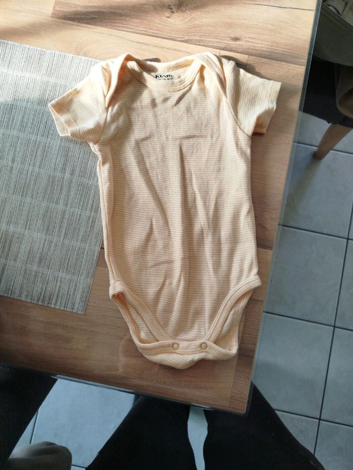Vends bodies 6mois