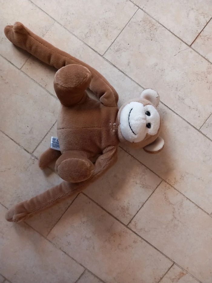 Peluche de singe avec grands bras