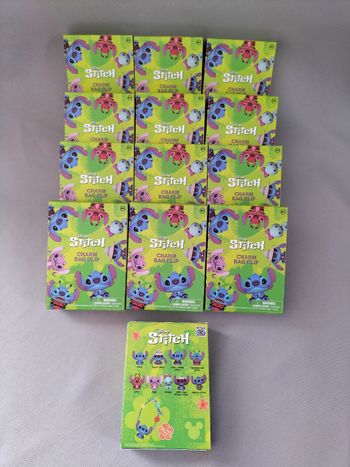 💚 Lot de 13 boîtes charm bag clip Stitch - Disney - Neuves 💚