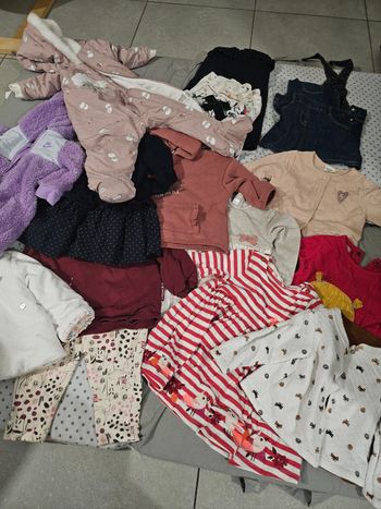 Lots de vêtements bebe fille 12 mois.