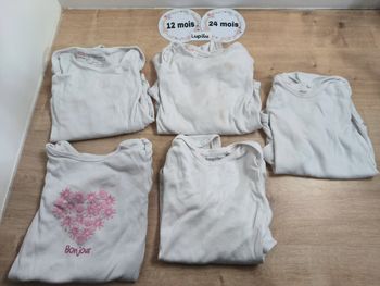 Lot 7 bodies tachés ML 12-24 mois