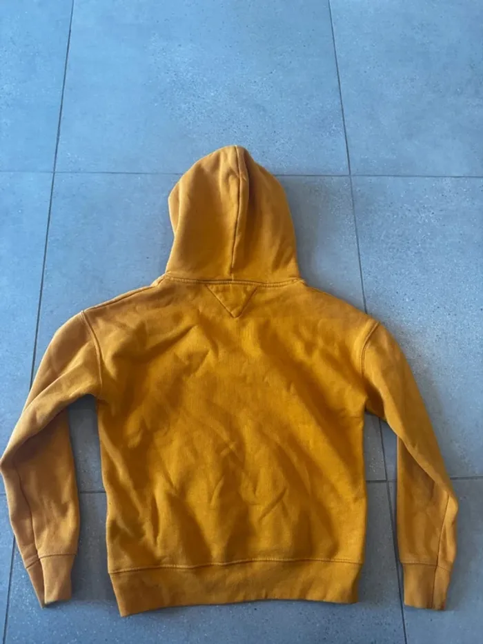 Sweat Tommy jeans couleur moutarde, bon état mais petite trace, taille XS - photo numéro 6