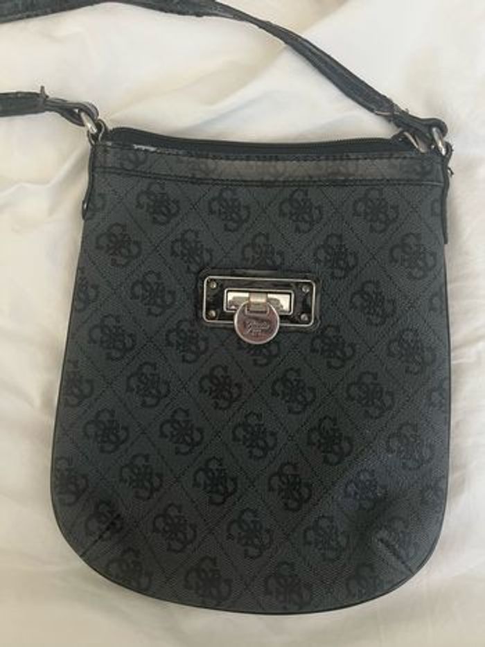 Sac bandoulière + porte feuille porte monnaie Guess noir et rose - photo numéro 2