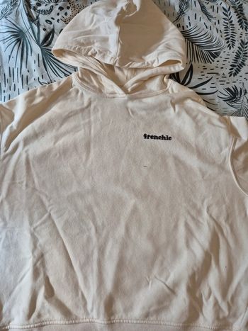 Sweat à capuche.