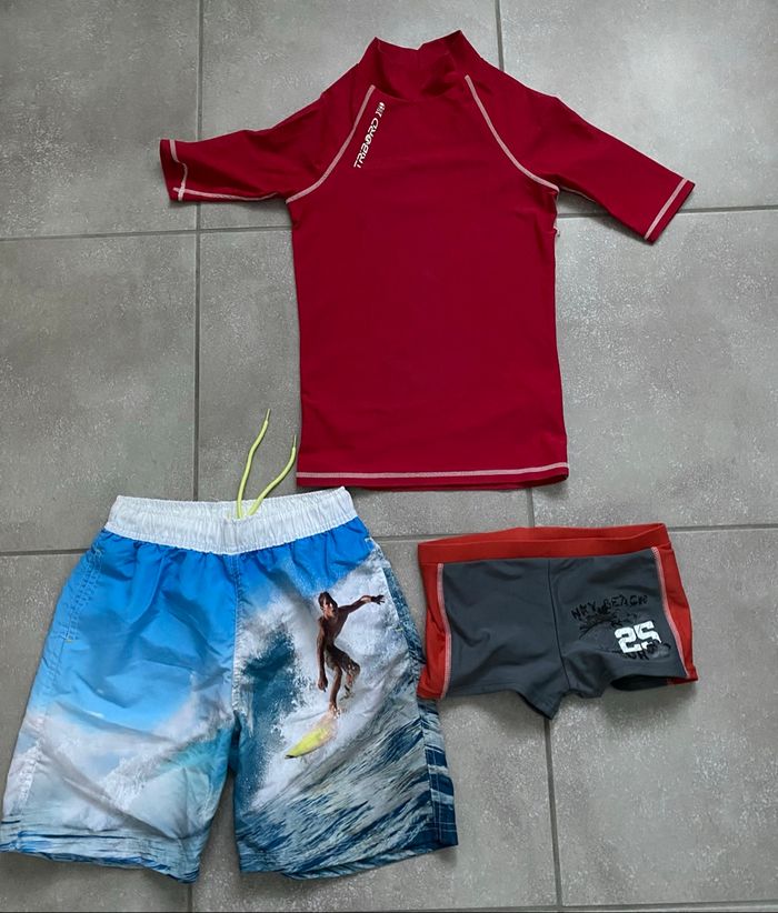 Lot bain 10 ans: maillot, short, t-shirt anti uv